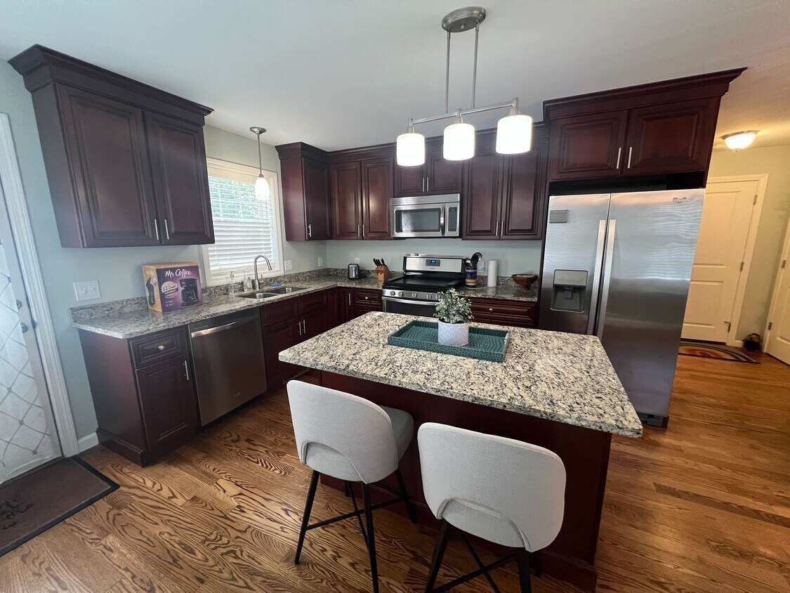 Foto principal - Charming 3-Bedroom Home with Modern Comfor...