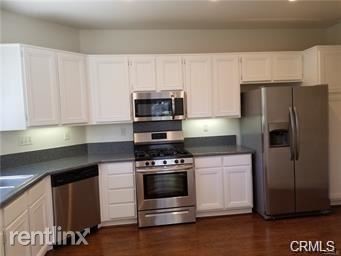 Building Photo - 3 br, 2.5 bath Townhome - 325 Rathbourne