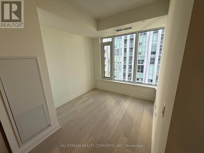 Photo du bâtiment - 11-4011 Yorkville Ave