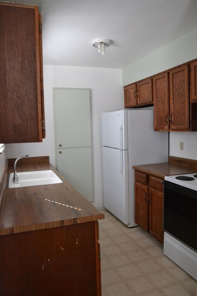 Building Photo - Split Level 3 Bed 1.5 Bath in SE COS
