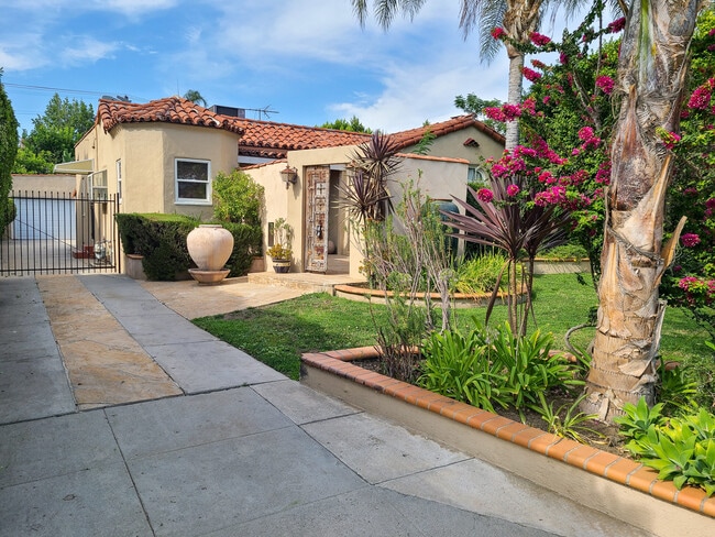 Building Photo - 11301 Blix St