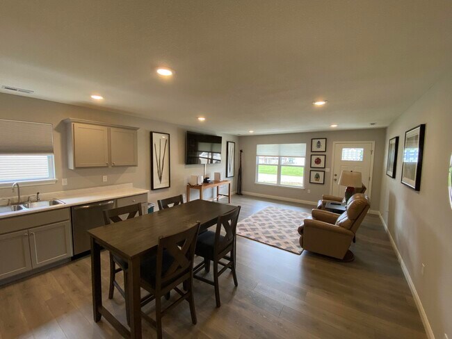 Building Photo - 6160 HUMMINGBIRD Ln