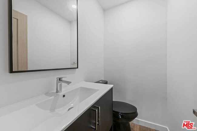 Building Photo - 2447 Beachwood Dr