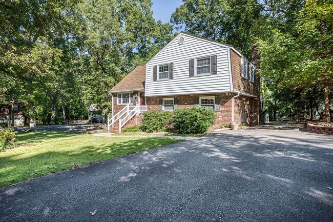 Foto del edificio - Generously Sized Midlothian Home Move In R...