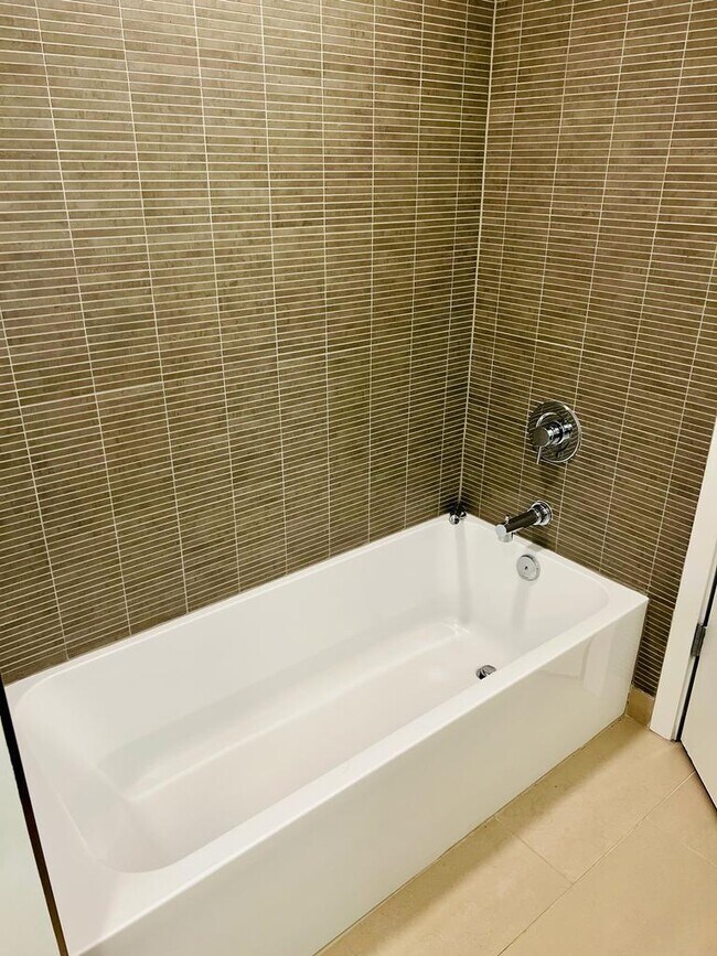 En-suite bathroom - 4100 Wilson Blvd