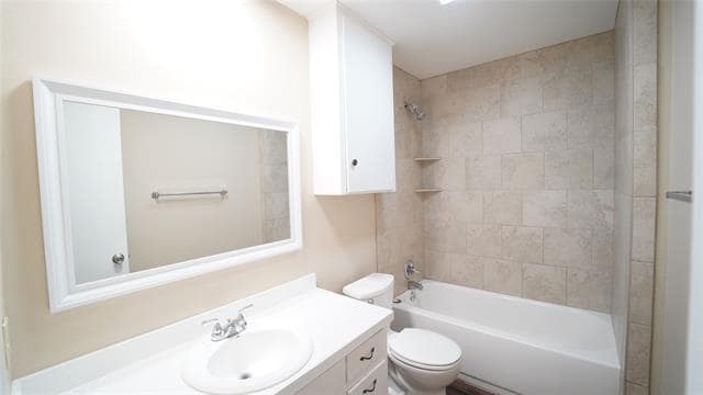 Building Photo - 202 E Oak St