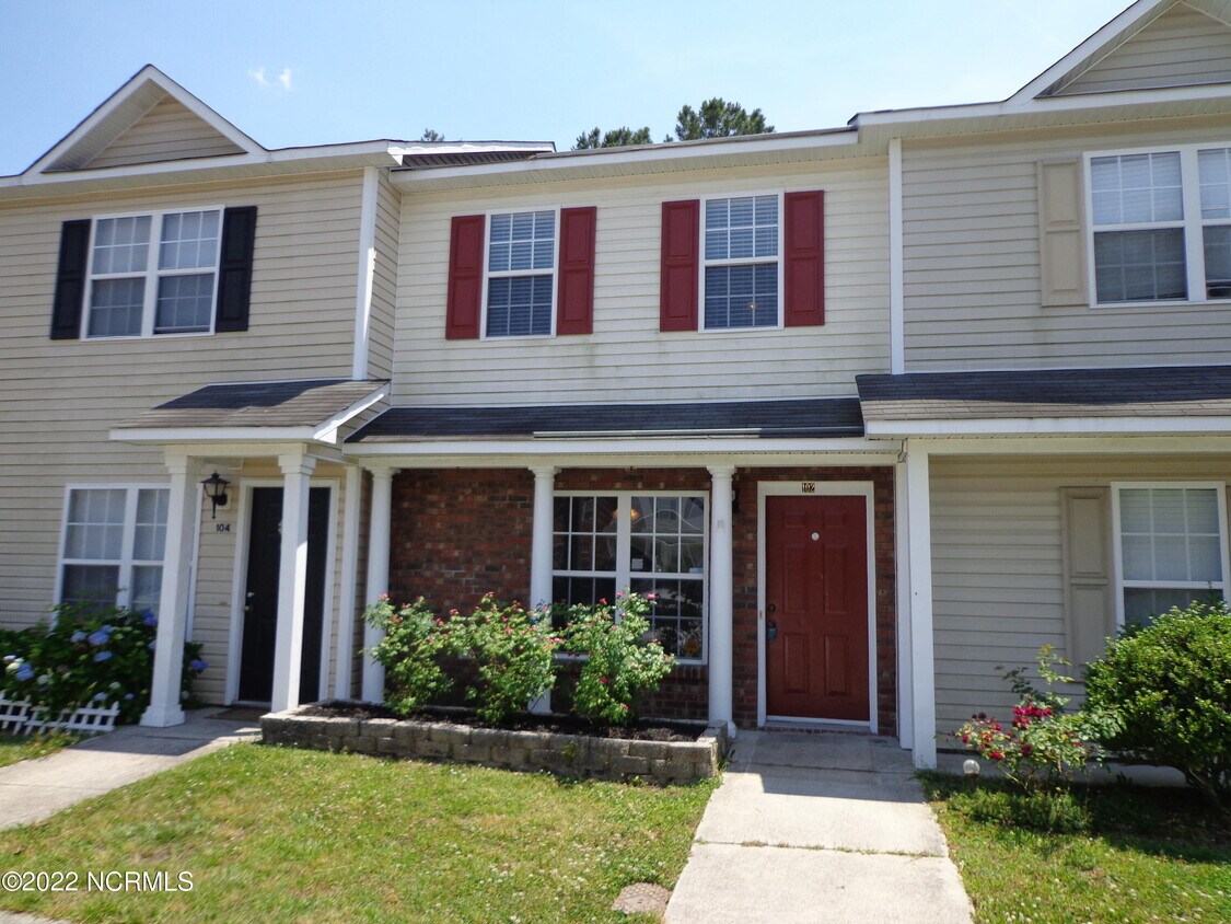 Primary Photo - 102 Meadowbrook Ln