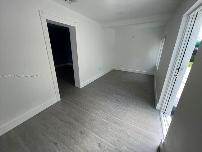 Foto del edificio - 169 NE 50th St