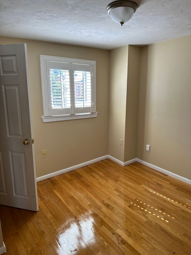 Foto del edificio - Nicely renovated pet friendly 2 bed in South Boston!