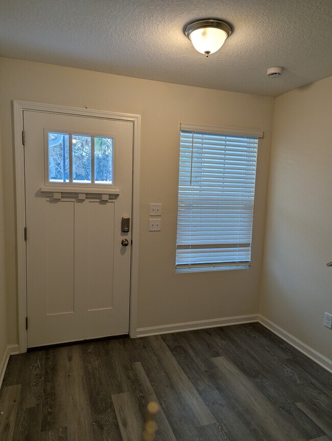 Foto del edificio - 1714 Cocoanut Rd