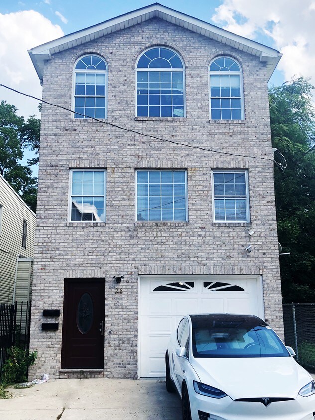 Primary Photo - 28 Van Cleef St