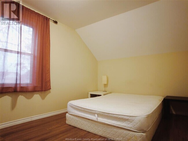 Photo du bâtiment - 360 Ellis St W