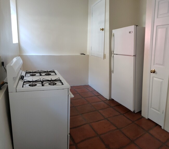 Kitchen - 115 Chautauqua Blvd