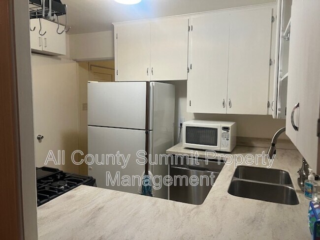 Foto del edificio - 9001 Hickory Pl