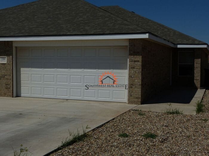 Primary Photo - Spacious 2 bedroom 2 bath Duplex.