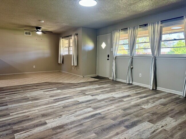 Foto del edificio - "Charming 3-Bedroom Gem with 2 Full Baths on 54th Street – Spacious 1,725 Sq Ft Haven in Lubbock!"
