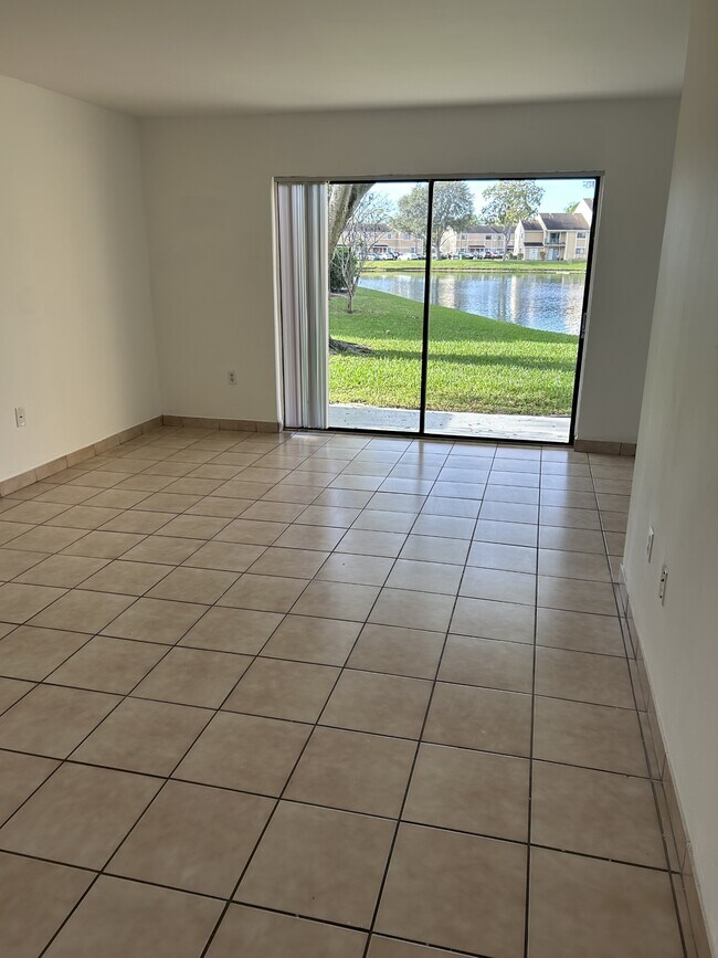 Foto del edificio - 212 Palm Cir E