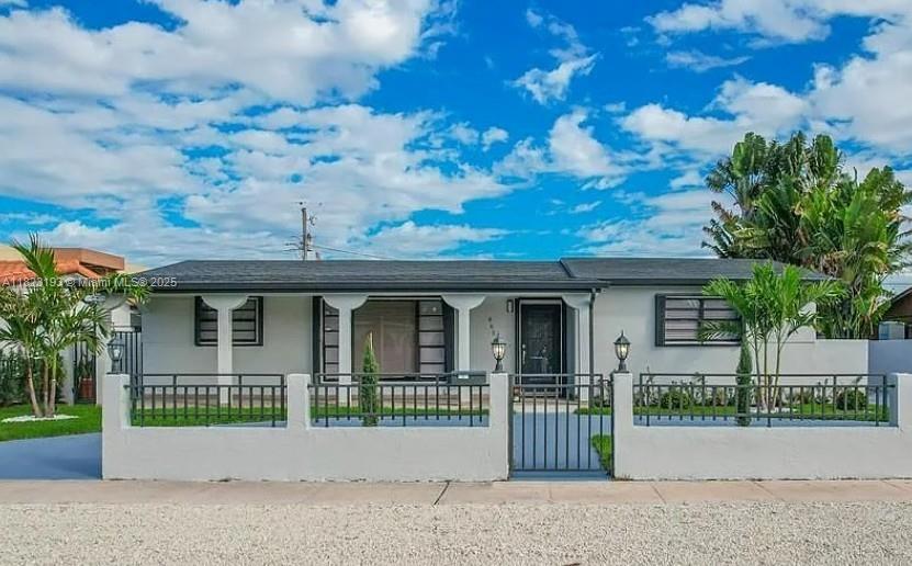 Foto principal - 865 W 72nd Pl