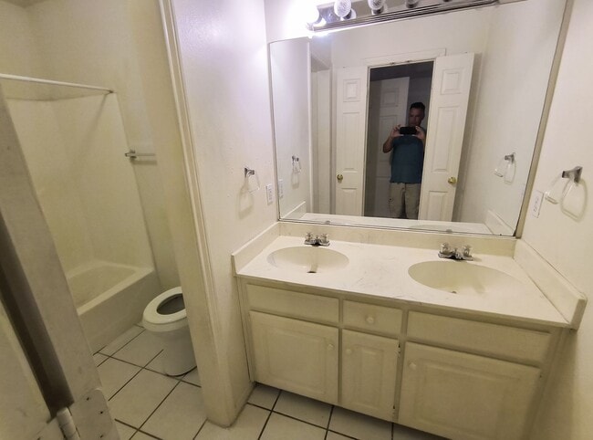 Foto del edificio - Beautiful 3-Bedroom, 2-Bath Home with Attached Garage and Prime Location