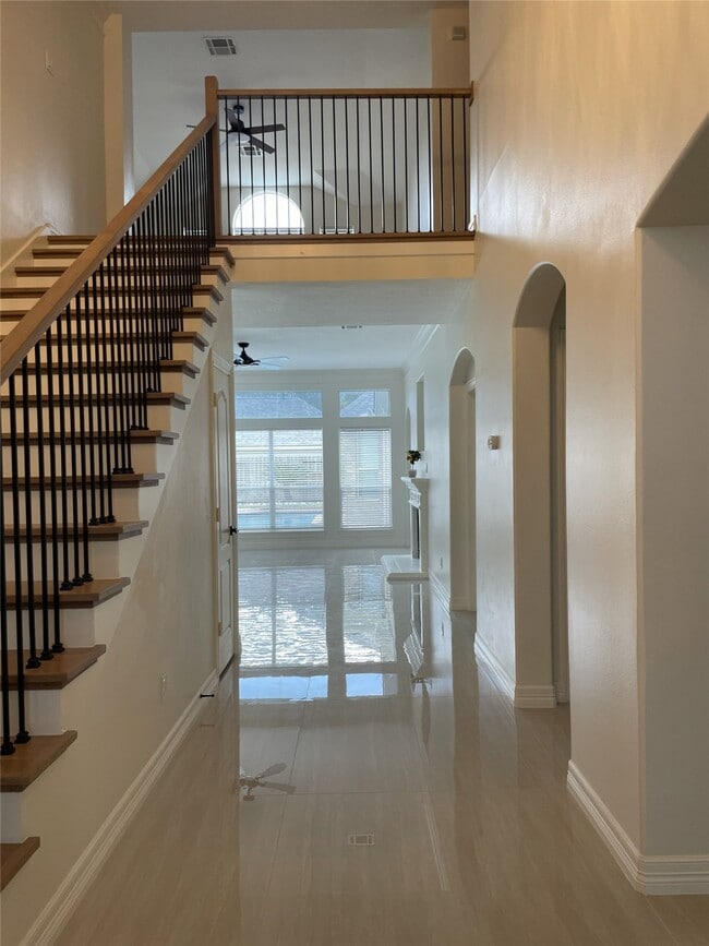 Foto del edificio - 5622 Lake Pl Dr