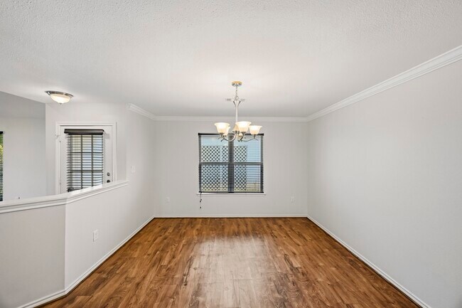 Foto del edificio - 16250 Indian Mill Dr
