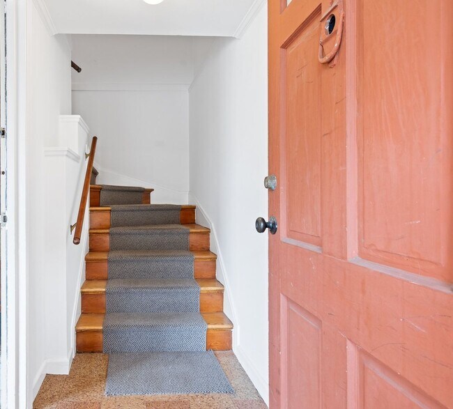 Building Photo - Bright and Spacious Miraloma Home - Update...