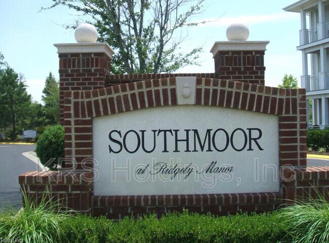 Building Photo - 932 Southmoor Dr
