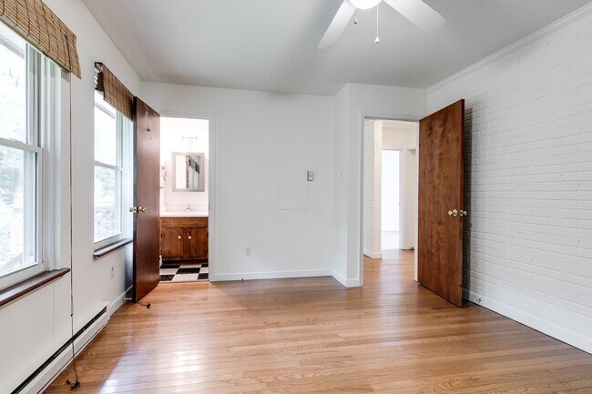 Foto del edificio - CHARMING 3-BEDROOM CEDAR SIDED RANCH HOUSE -Available