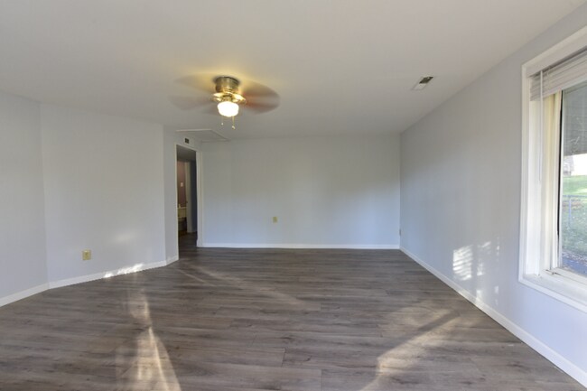 Building Photo - 428 Rosslyn Ave