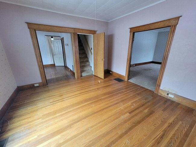 Building Photo - 45 Maple St