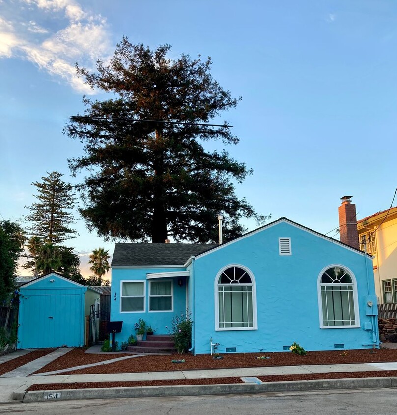 Primary Photo - Centrally Located Doll House