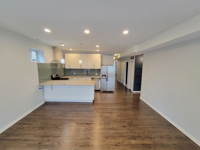 Building Photo - 4844 N Spaulding Ave