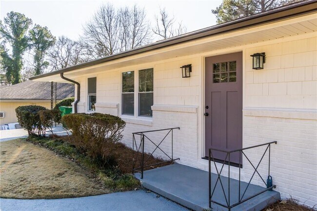 Building Photo - 1721 McKenzie Dr