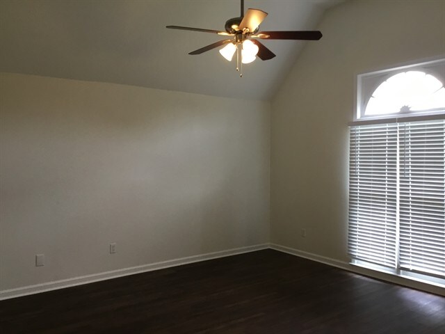 Foto del edificio - 7142 Autumn Forrest Dr