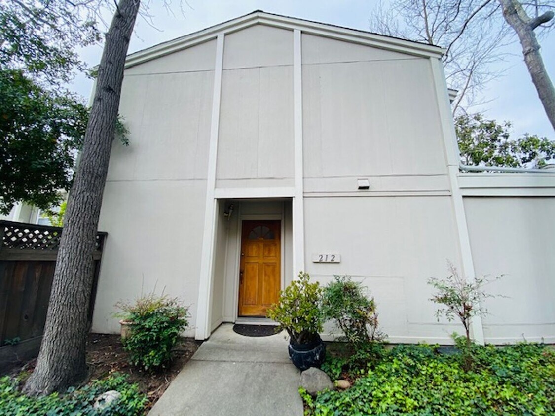 Foto principal - Light and Airy, 3BD/2.5BA, Two-Story Townh...