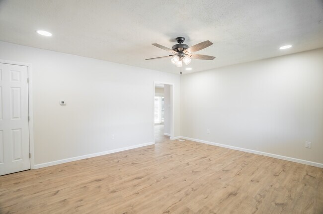 Foto del edificio - 405 Joellen Pl