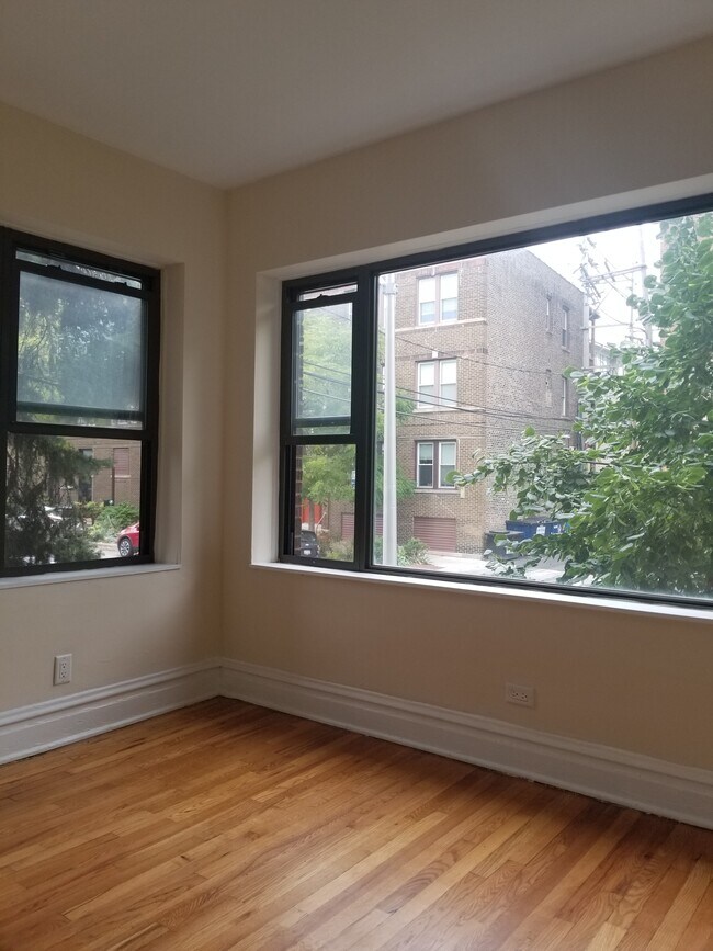 Building Photo - 1473 W Carmen Ave