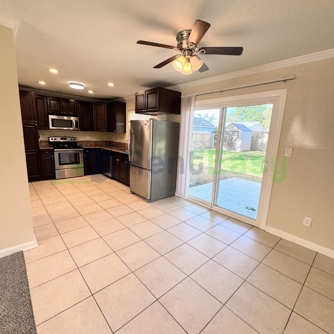 Building Photo - 949 Redwood Cir