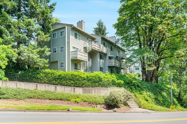 Beautiful, bright 2-bdrm/2.5-bath Lake Oswego condo. W/D, covered parking, pool, serene setting - Beautiful, bright 2-bdrm/2.5-bath Lake Oswego condo. W/D, covered parking, pool, serene setting