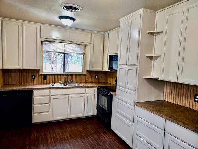 Building Photo - FOR LEASE! Nice 3 BR - 2 Bath - 2 Car Gara...