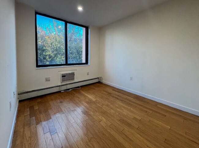 Foto del edificio - 924 Metropolitan Ave