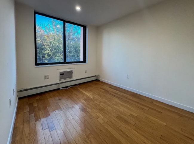 Building Photo - 924 Metropolitan Ave