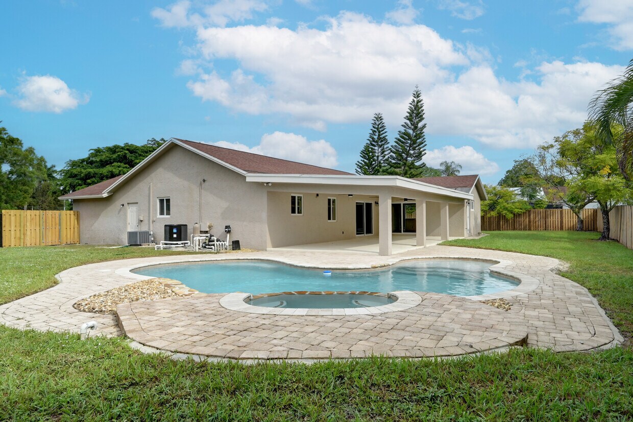 Foto principal - 630 SW 159th Terrace