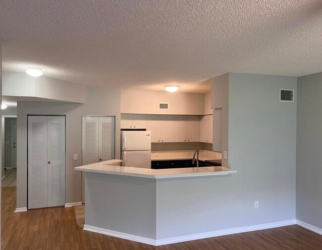Building Photo - 320 Crestwood Cir