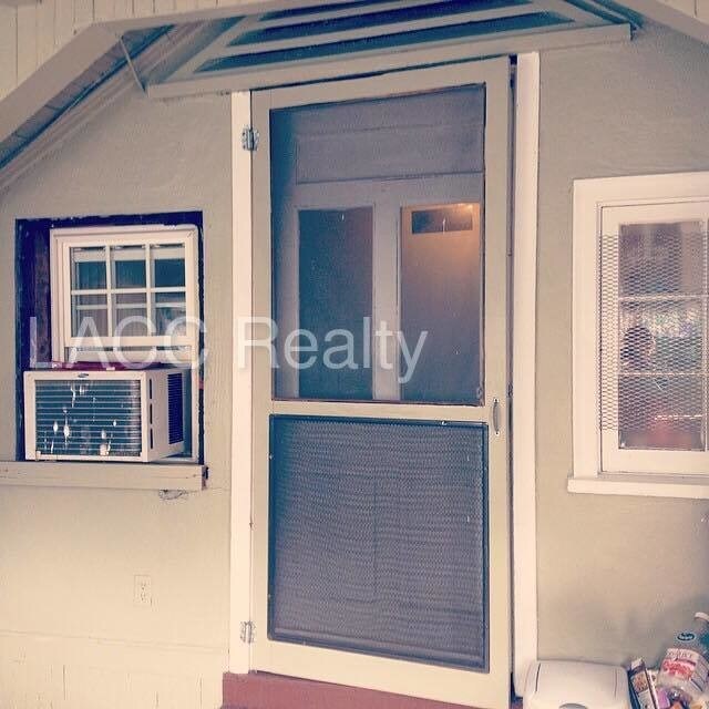 Building Photo - Quaint & quiet bungalow