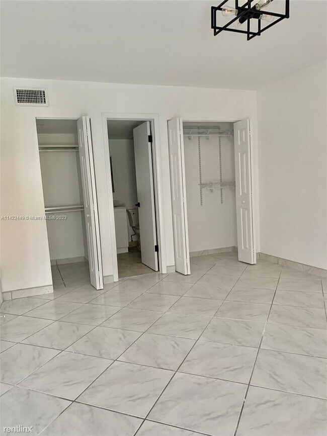 Building Photo - 2 br, 1 bath Condo - 4855 NW 7th St Apt 208