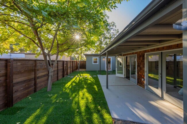 Foto del edificio - 915 E Matilija St