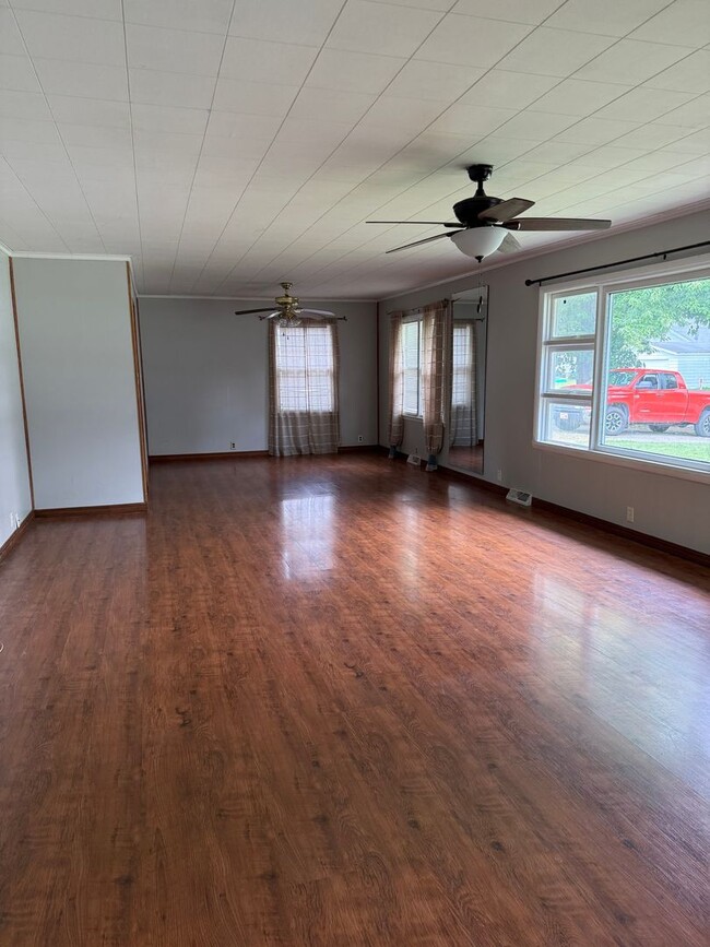 Building Photo - 3 Bedroom 1.5 Bath House