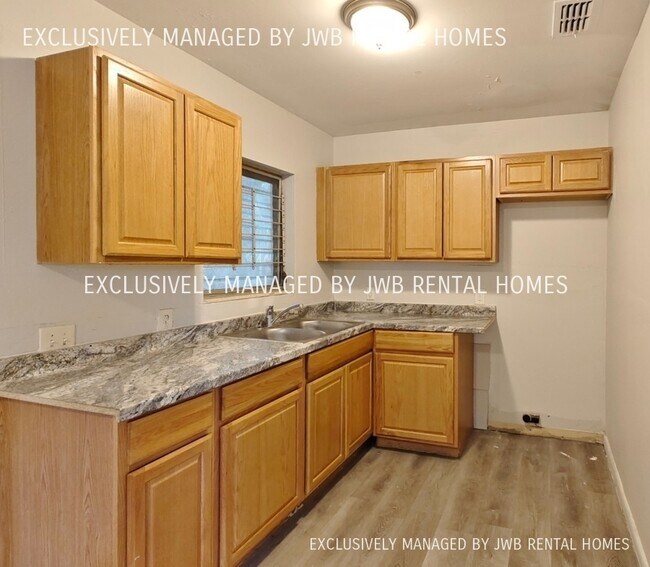 Building Photo - 9119 Altamont Ave W