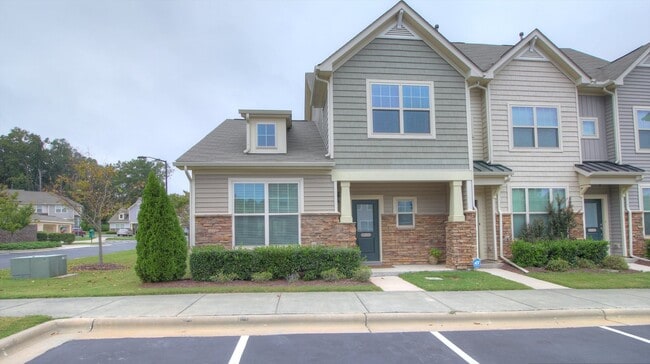 End Unit Townhome with Screened Porch & Fenced Yard! - End Unit Townhome with Screened Porch & Fenced Yard!